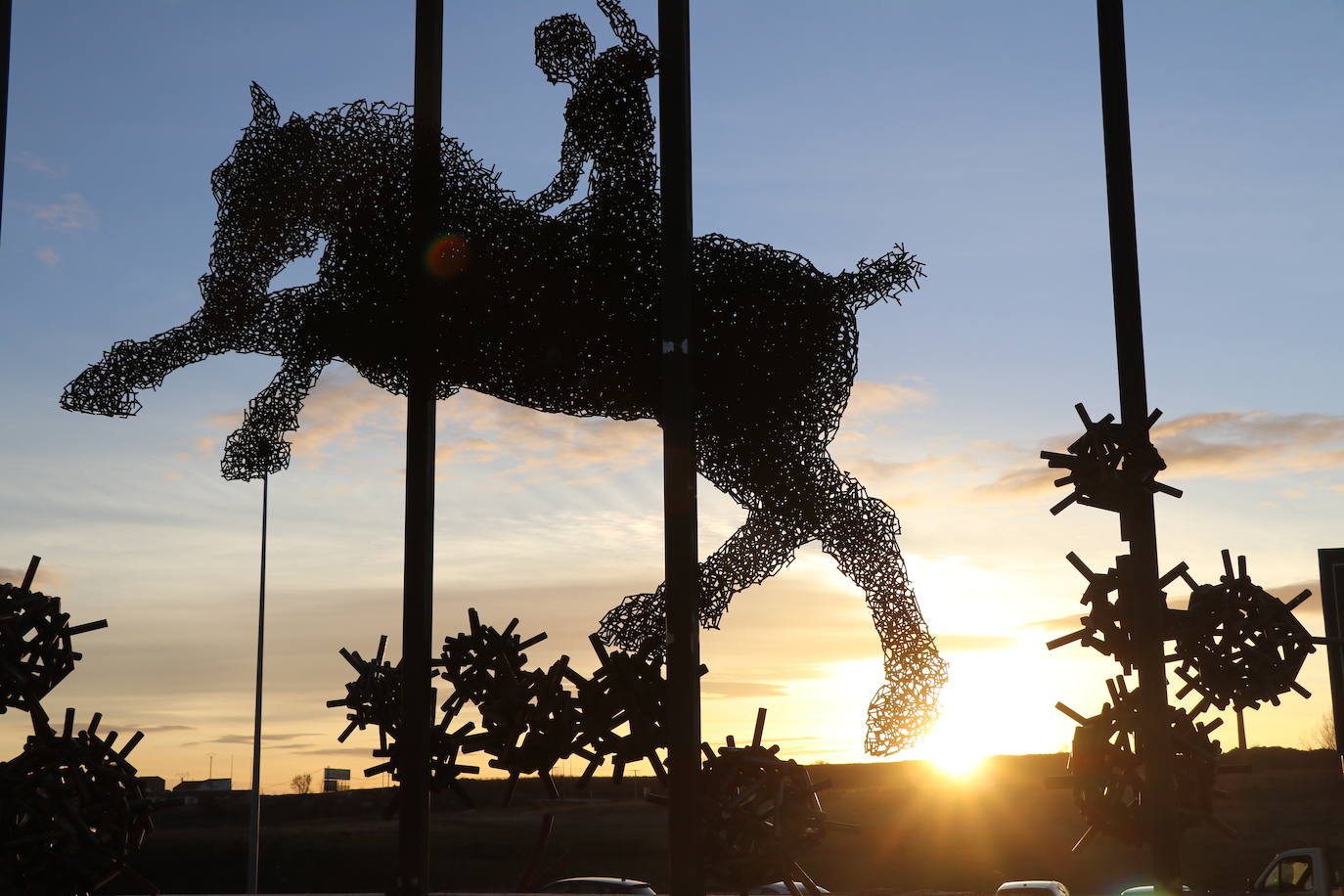 Una escultura gigante de San Jorge, con su figura luchando contra los virus, homenajea desde este viernes a los sanitarios por su dura batalla frente al virus.