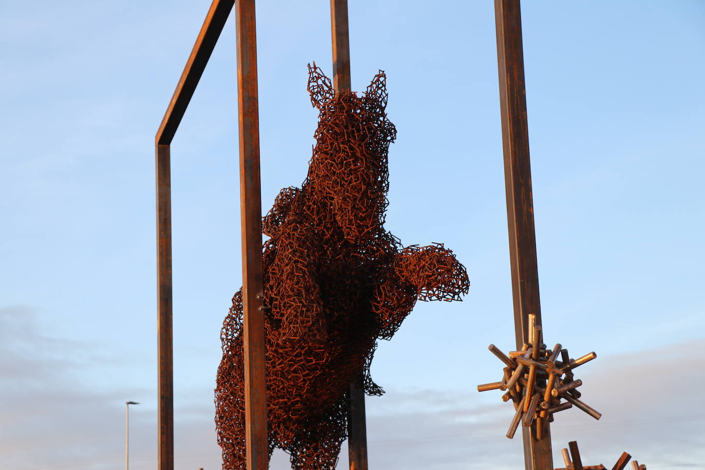 Una escultura gigante de San Jorge, con su figura luchando contra los virus, homenajea desde este viernes a los sanitarios por su dura batalla frente al virus.