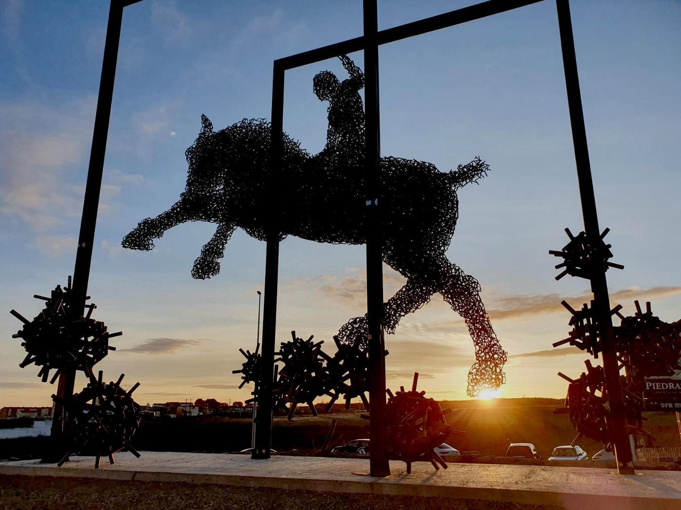 Una escultura gigante de San Jorge, con su figura luchando contra los virus, homenajea desde este viernes a los sanitarios por su dura batalla frente al virus.