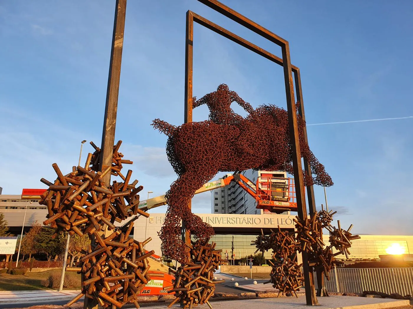 Una escultura gigante de San Jorge, con su figura luchando contra los virus, homenajea desde este viernes a los sanitarios por su dura batalla frente al virus.