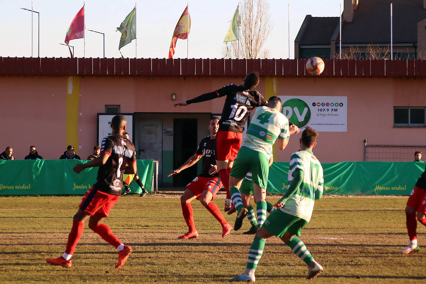 Un solitario tanto de Santín desequilibra la balanza en favor de los bercianos en un nuevo derbi provincia en la Tercera RFEF.