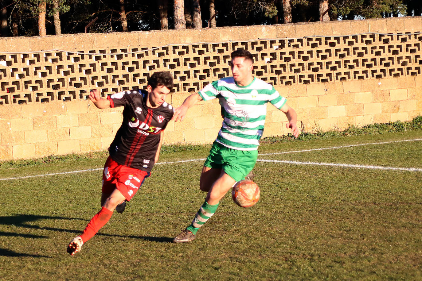 Un solitario tanto de Santín desequilibra la balanza en favor de los bercianos en un nuevo derbi provincia en la Tercera RFEF.