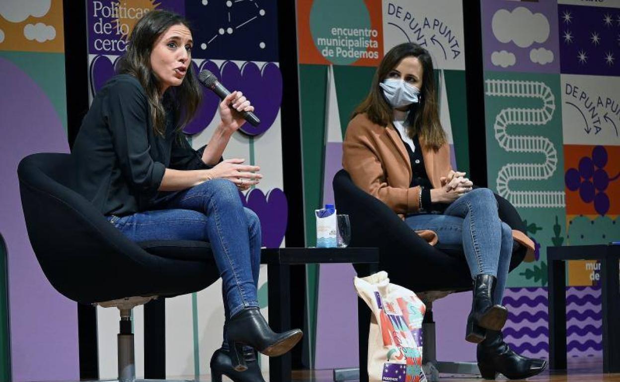 Las ministra Irene Montero y Ione Belarra, este sábado en un acto de Podemos en Málaga.