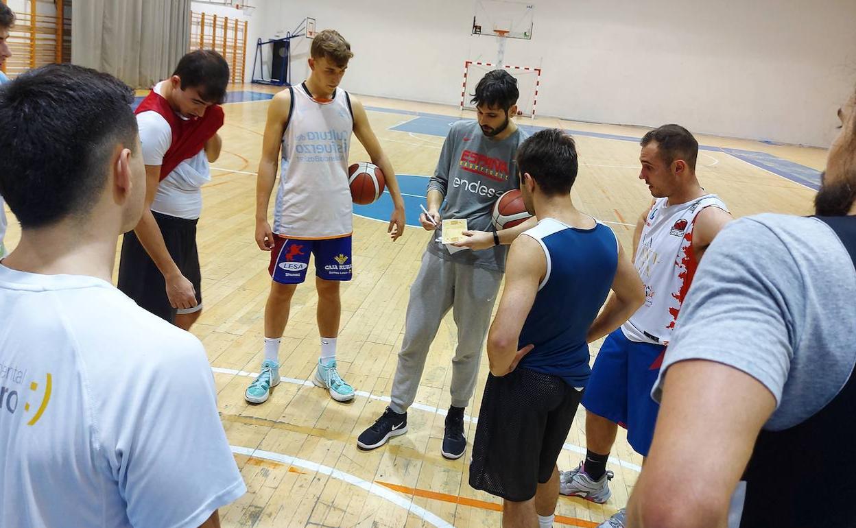 Los chicos del CB Reino de León en uno de los entrenamientos. 