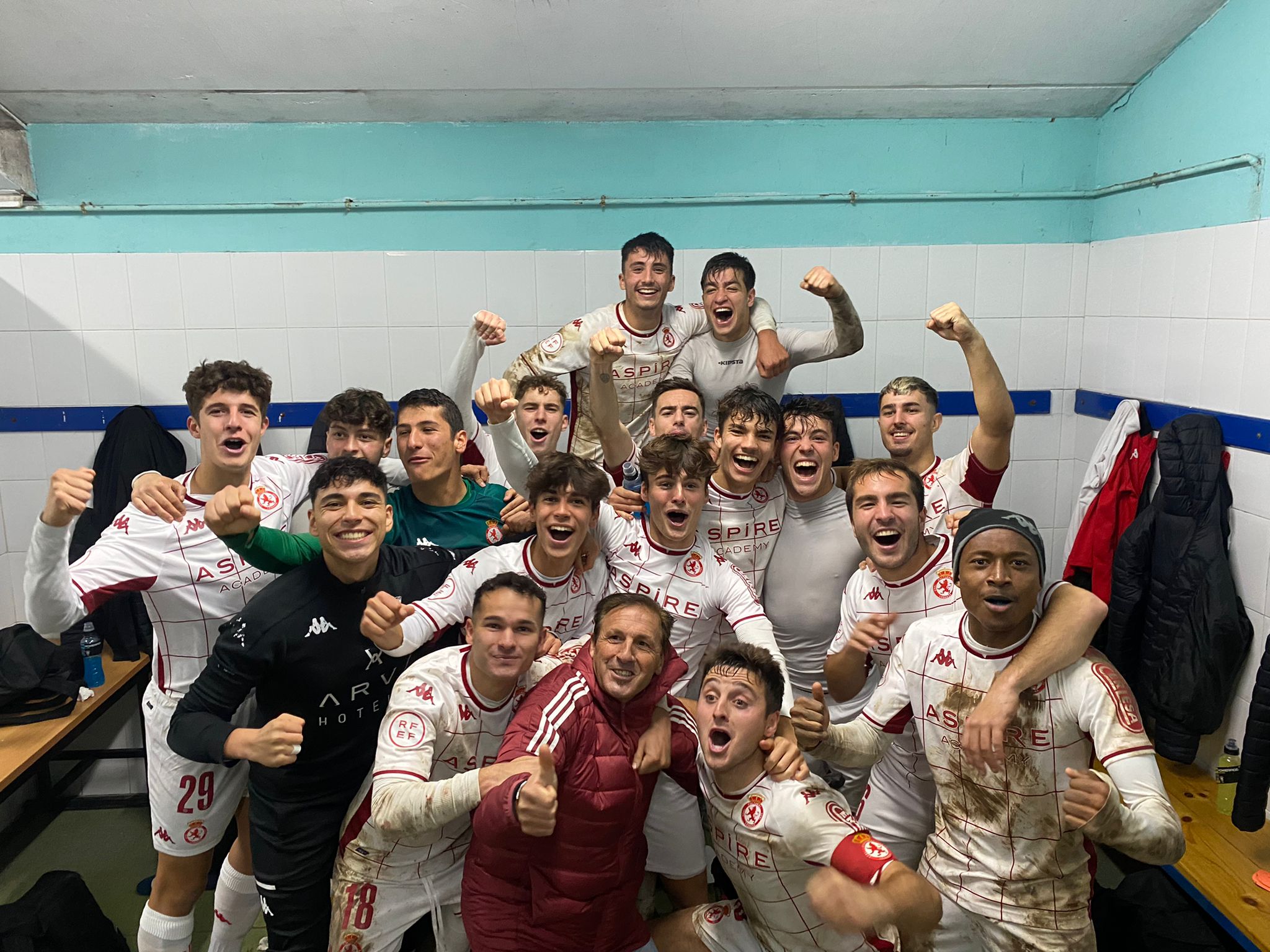 Los jugadores del Júpìter Leonés celebran su triunfo en Miranda del Ebro.