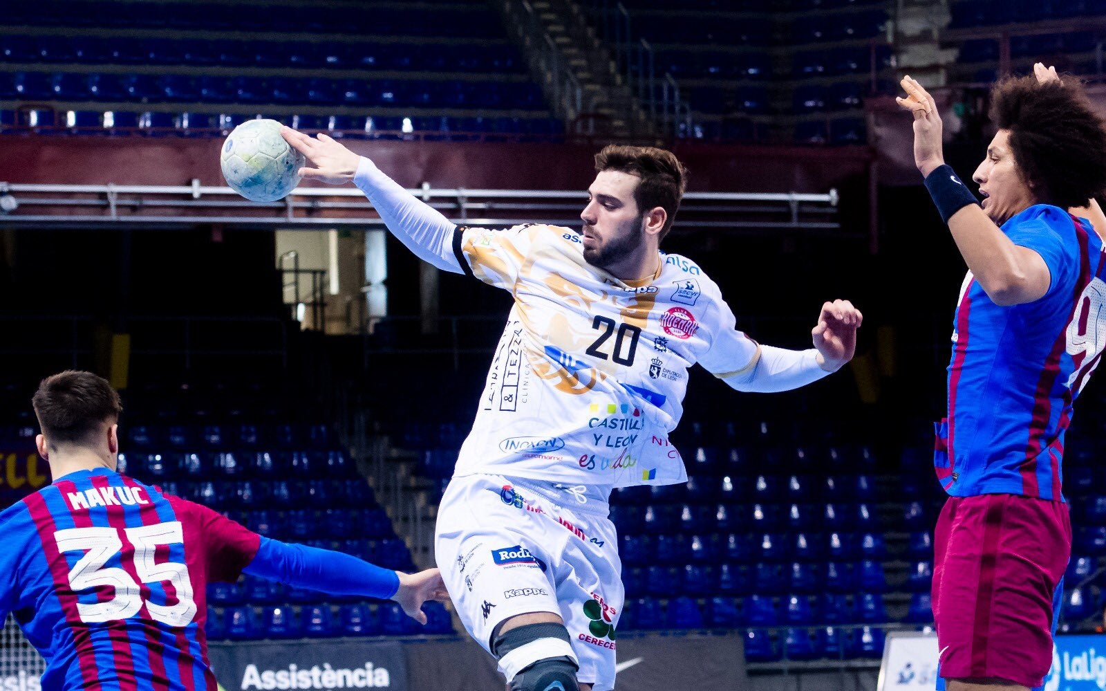 El equipo de Cadenas suma su quinta derrota consecutiva ante el líder de la categoría.