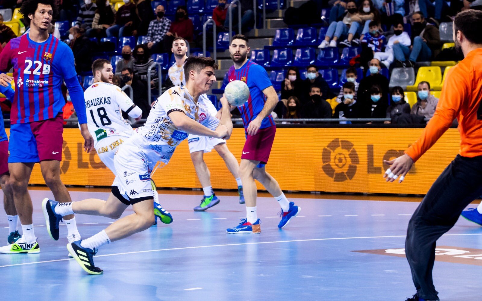 El equipo de Cadenas suma su quinta derrota consecutiva ante el líder de la categoría.