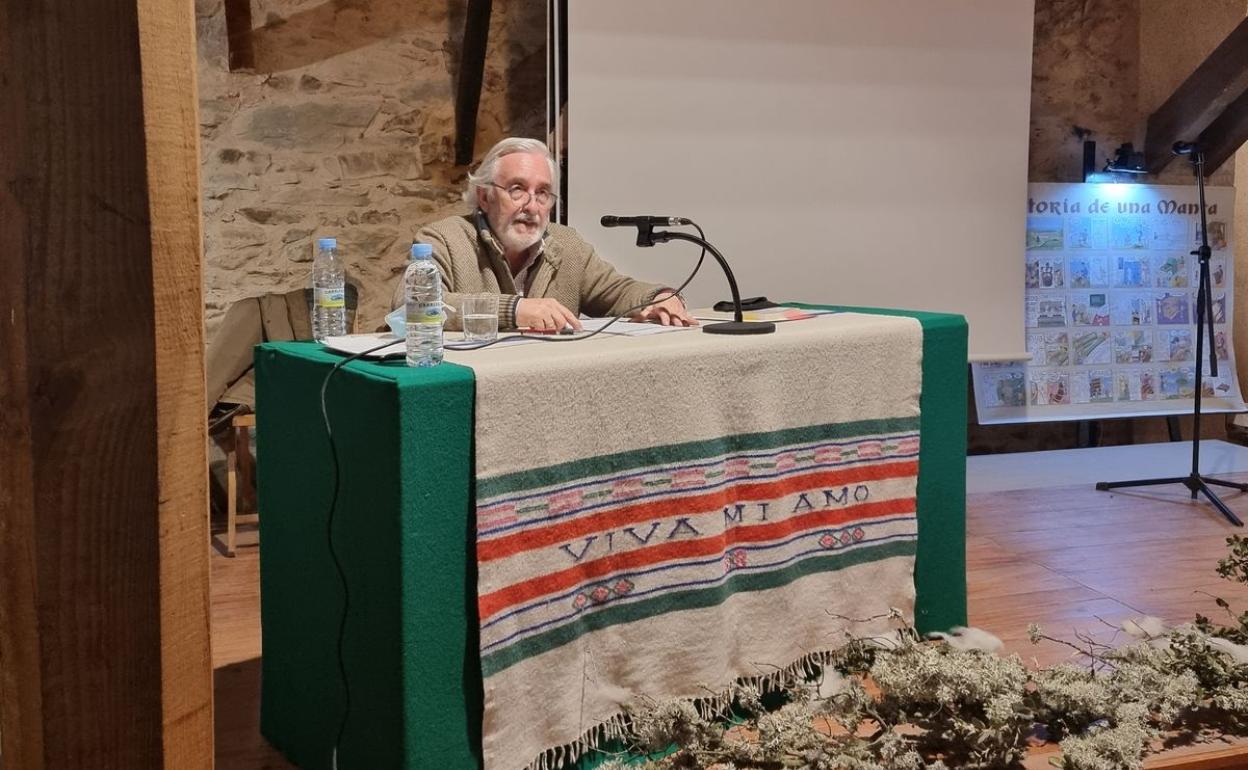 Ángel María Fidalgo durante la presentación del libro en la sede de La Comunal en Val de San Lorenzo.