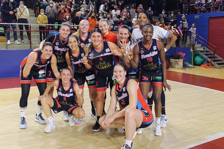 Las jugadoras del Embutidos Pajariel celebran el triunfo, el primero del club, en el Maloste. 