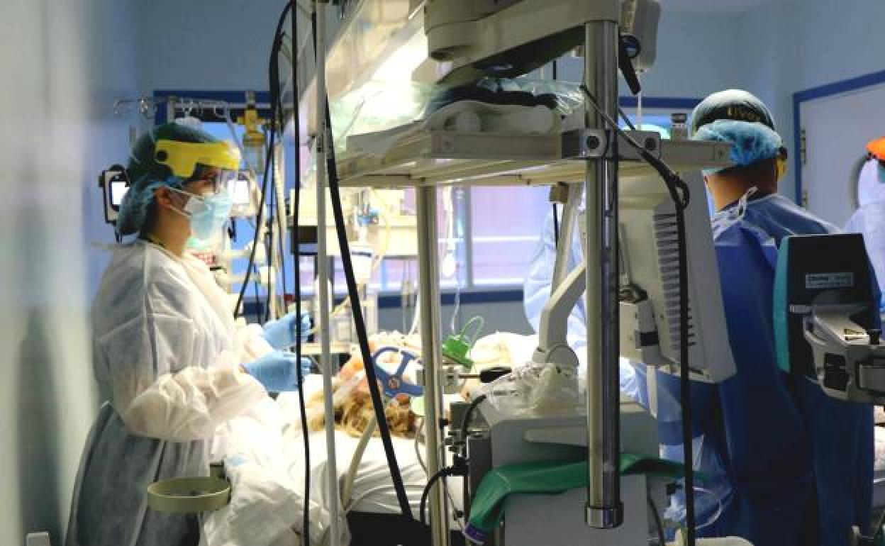 La nueva ola de coronavirus está arrasando en la provincia de León, donde un total de 99 personas se mantienen hospitalizadas en los complejos sanitarios de la provincia.