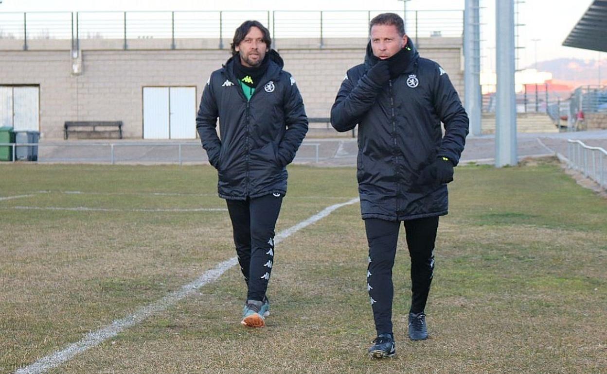 Curro Torres, junto a Soto, camino del primer entrenamiento al frente de la Cultural y Deportiva Leonesa. 