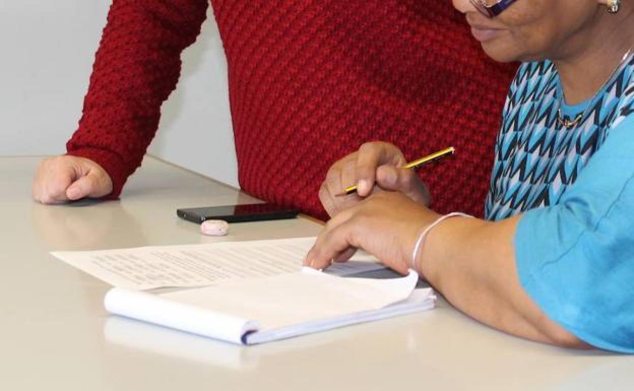 Una mujer estudia el idioma tras su llegada a España.