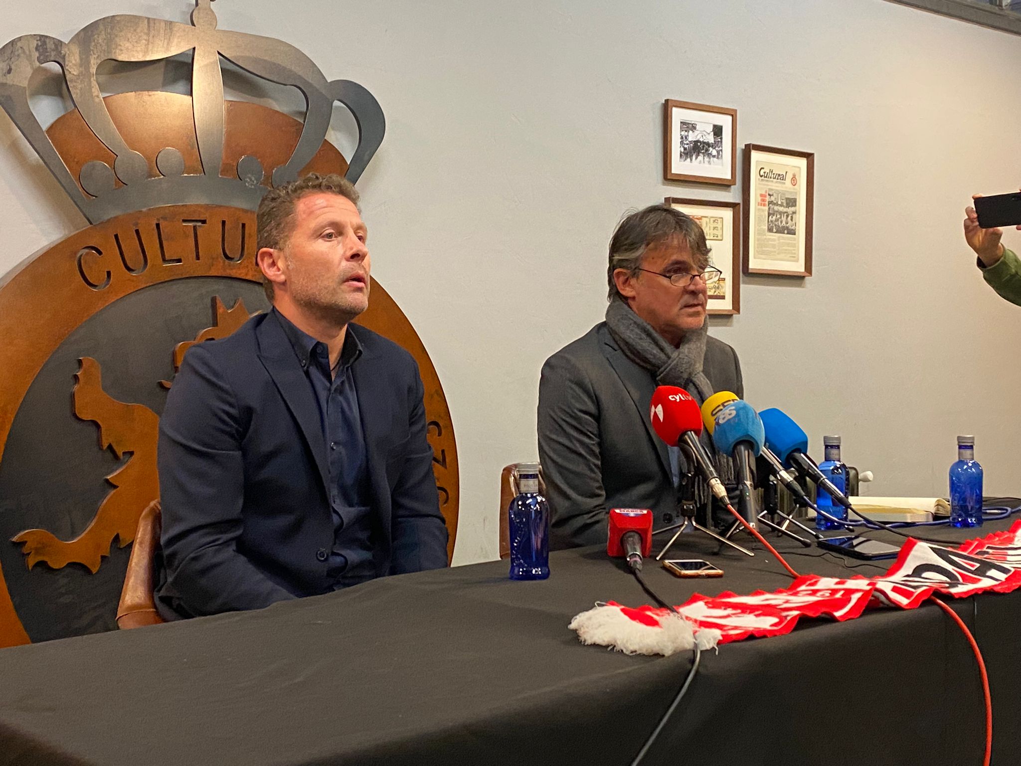 El club leonés prepara la puesta de largo de su nuevo entrenador tras la destitución de Ramón González.