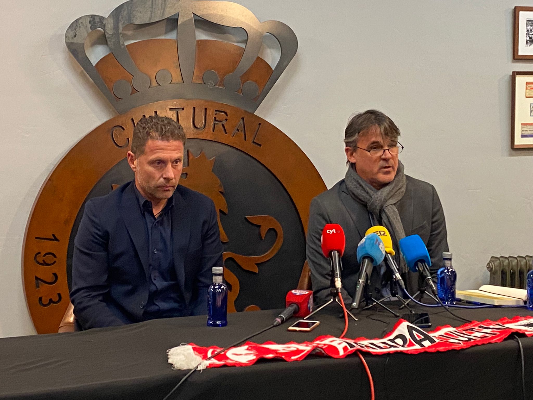 El club leonés prepara la puesta de largo de su nuevo entrenador tras la destitución de Ramón González.