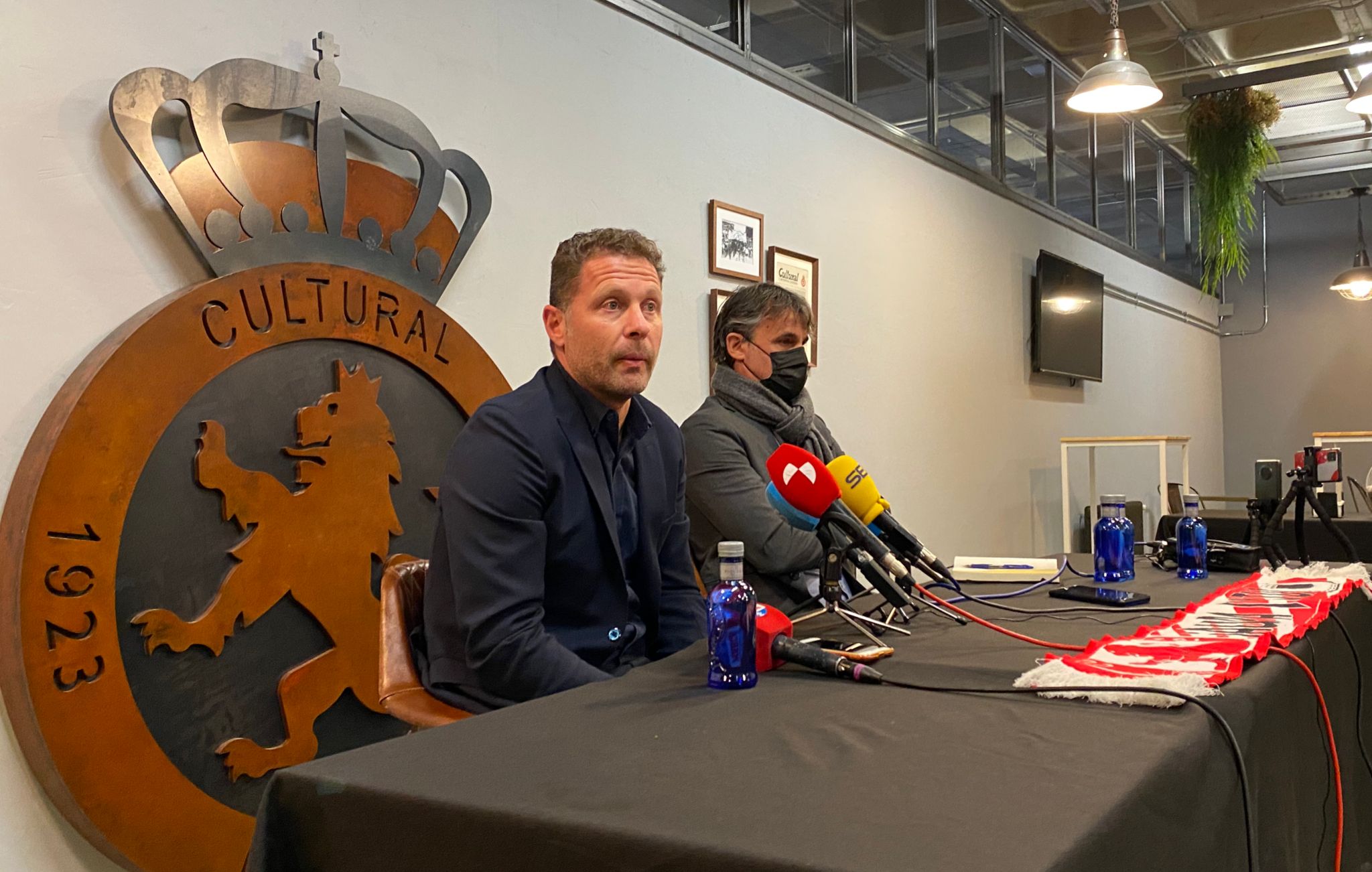 El club leonés prepara la puesta de largo de su nuevo entrenador tras la destitución de Ramón González.