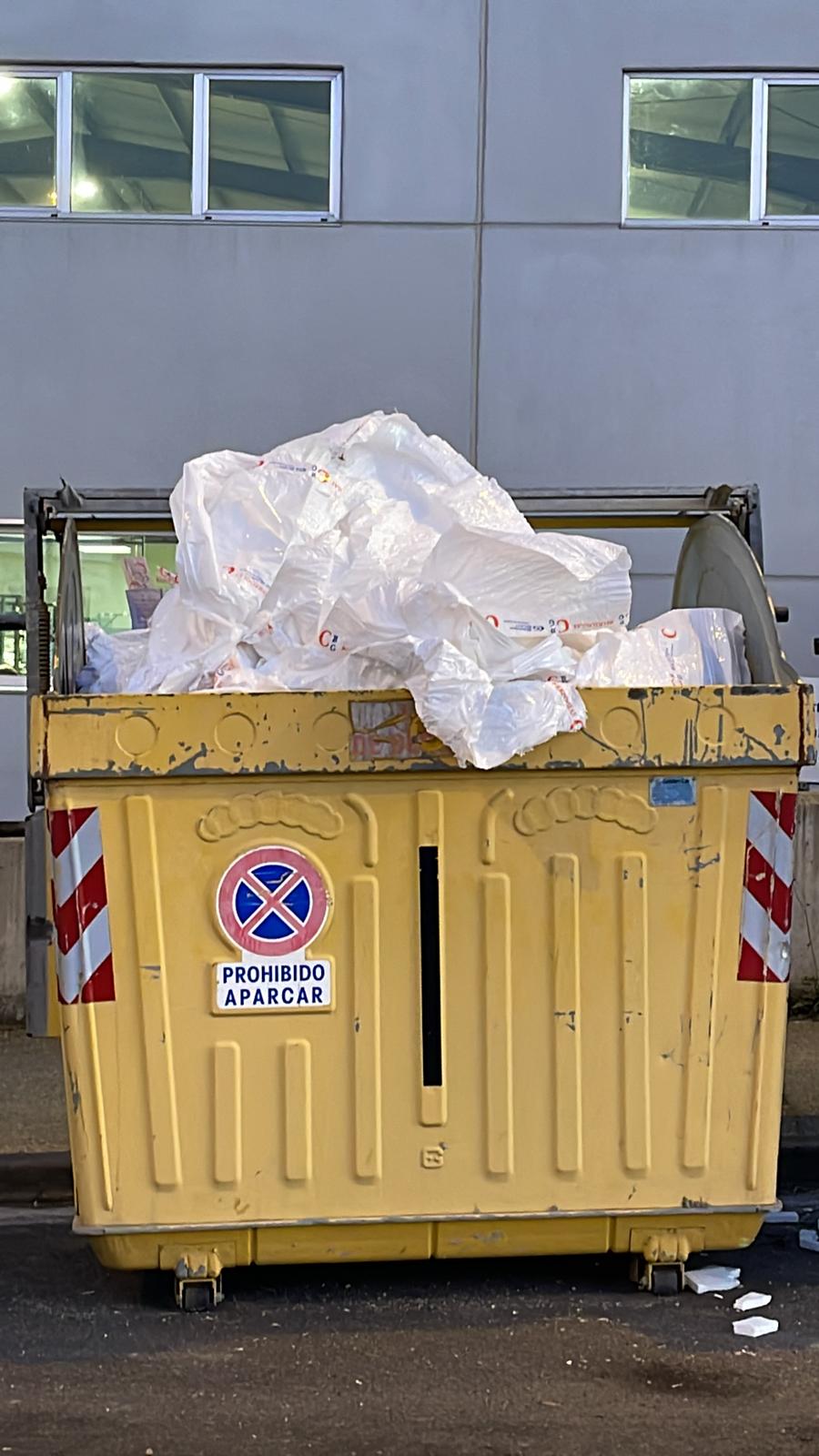 Los vecinos de San Andrés del Rabanedo denuncian que no se ha recogido los residuos de papel, cartón y envases desde hace una semana y anuncian movilizaciones para exigir responsabilidades | El Ayuntamiento de San Andrés cuenta con tres camiones de recogida de basura, dos de ellos con más de 18 años y un tercero averiado, y está en trámites para la adquisición de uno nuevo por importe de 250.000 euros.