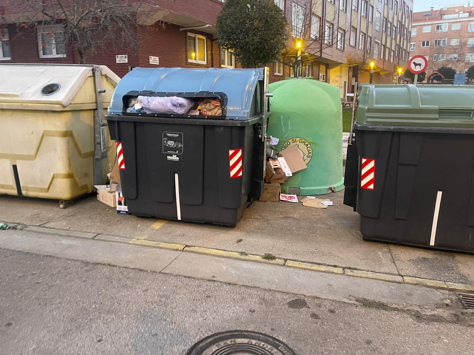 Los vecinos de San Andrés del Rabanedo denuncian que no se ha recogido los residuos de papel, cartón y envases desde hace una semana y anuncian movilizaciones para exigir responsabilidades | El Ayuntamiento de San Andrés cuenta con tres camiones de recogida de basura, dos de ellos con más de 18 años y un tercero averiado, y está en trámites para la adquisición de uno nuevo por importe de 250.000 euros.