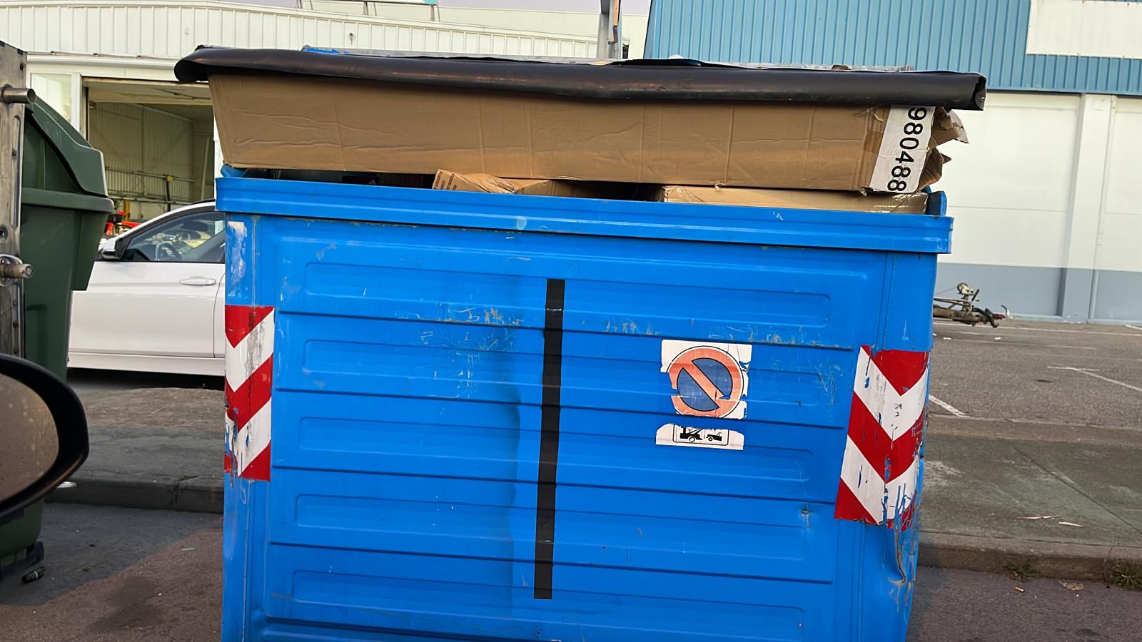 Los vecinos de San Andrés del Rabanedo denuncian que no se ha recogido los residuos de papel, cartón y envases desde hace una semana y anuncian movilizaciones para exigir responsabilidades | El Ayuntamiento de San Andrés cuenta con tres camiones de recogida de basura, dos de ellos con más de 18 años y un tercero averiado, y está en trámites para la adquisición de uno nuevo por importe de 250.000 euros.