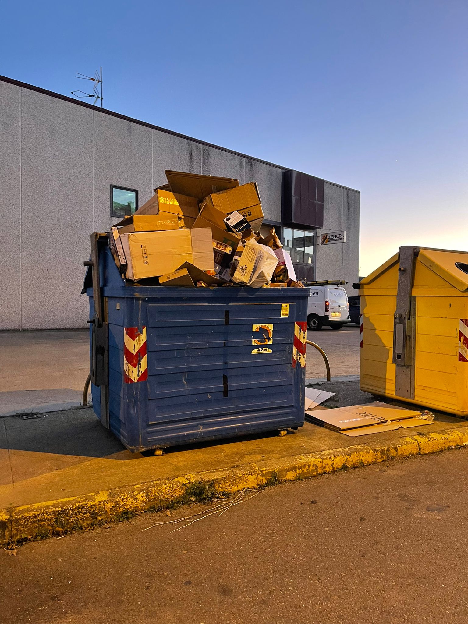 Los vecinos de San Andrés del Rabanedo denuncian que no se ha recogido los residuos de papel, cartón y envases desde hace una semana y anuncian movilizaciones para exigir responsabilidades | El Ayuntamiento de San Andrés cuenta con tres camiones de recogida de basura, dos de ellos con más de 18 años y un tercero averiado, y está en trámites para la adquisición de uno nuevo por importe de 250.000 euros.