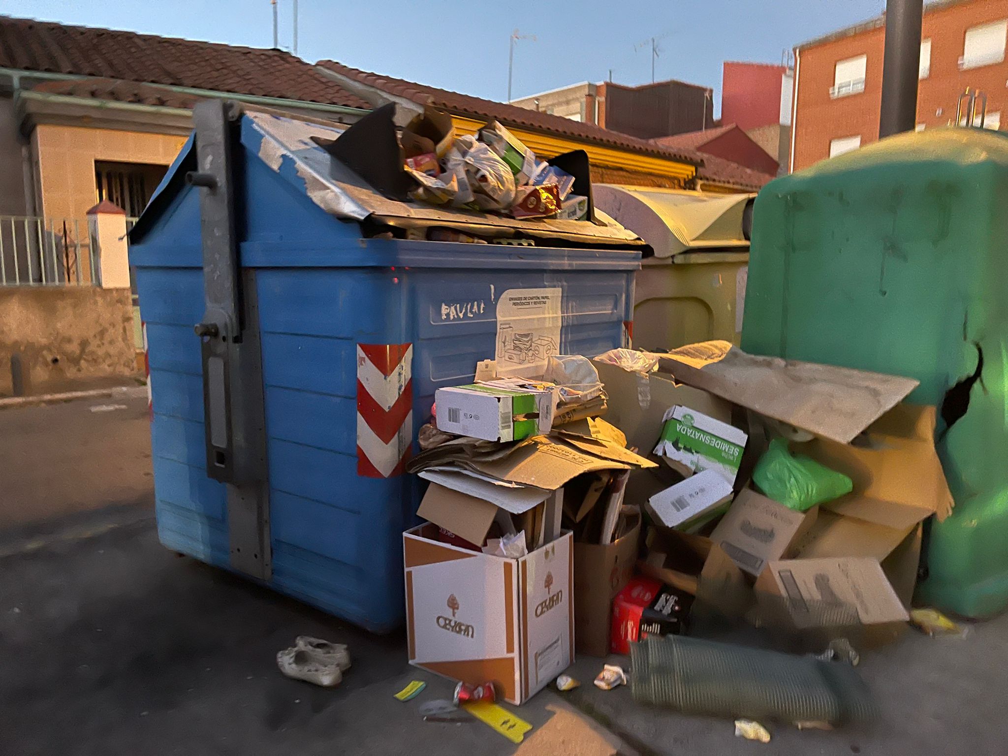 Los vecinos de San Andrés del Rabanedo denuncian que no se ha recogido los residuos de papel, cartón y envases desde hace una semana y anuncian movilizaciones para exigir responsabilidades | El Ayuntamiento de San Andrés cuenta con tres camiones de recogida de basura, dos de ellos con más de 18 años y un tercero averiado, y está en trámites para la adquisición de uno nuevo por importe de 250.000 euros.