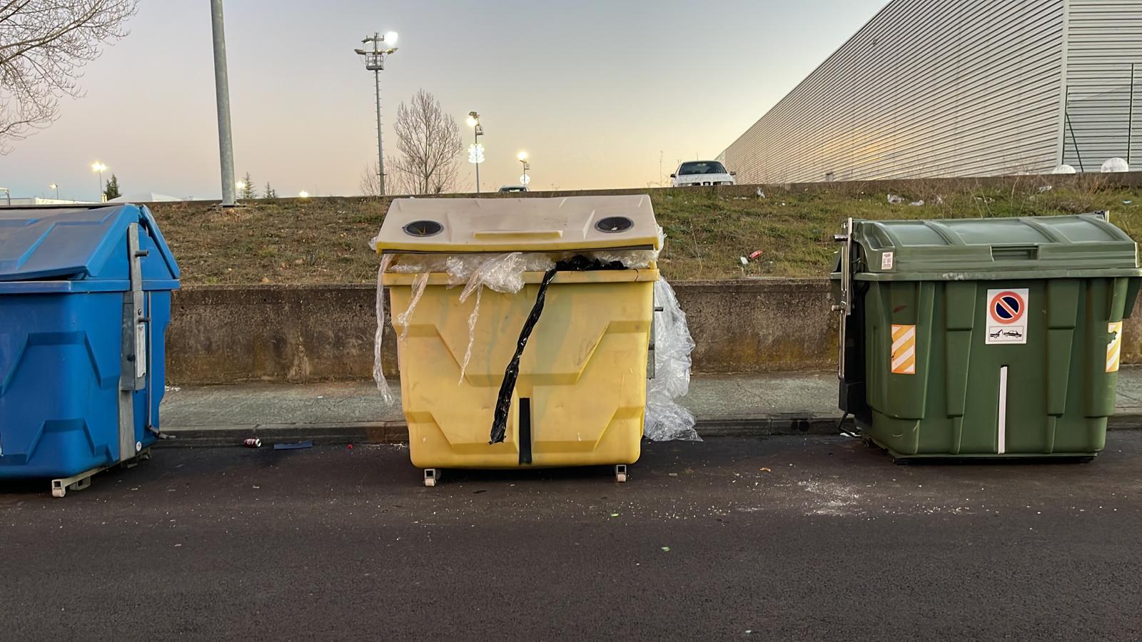 Los vecinos de San Andrés del Rabanedo denuncian que no se ha recogido los residuos de papel, cartón y envases desde hace una semana y anuncian movilizaciones para exigir responsabilidades | El Ayuntamiento de San Andrés cuenta con tres camiones de recogida de basura, dos de ellos con más de 18 años y un tercero averiado, y está en trámites para la adquisición de uno nuevo por importe de 250.000 euros.