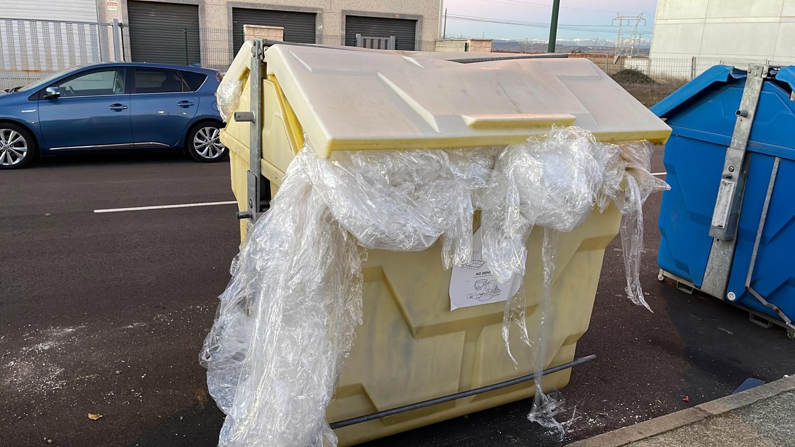 Los vecinos de San Andrés del Rabanedo denuncian que no se ha recogido los residuos de papel, cartón y envases desde hace una semana y anuncian movilizaciones para exigir responsabilidades | El Ayuntamiento de San Andrés cuenta con tres camiones de recogida de basura, dos de ellos con más de 18 años y un tercero averiado, y está en trámites para la adquisición de uno nuevo por importe de 250.000 euros.