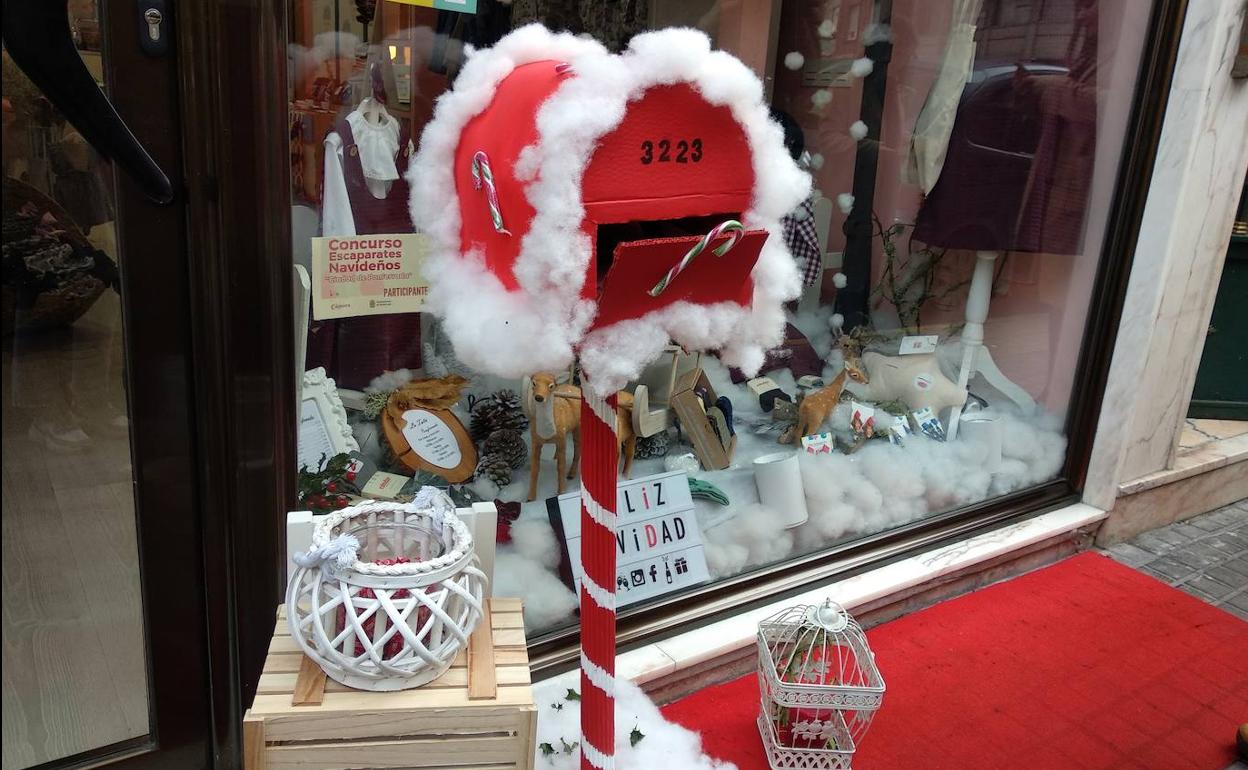 Escaparate navideño en el comercio local de Ponferrada. 