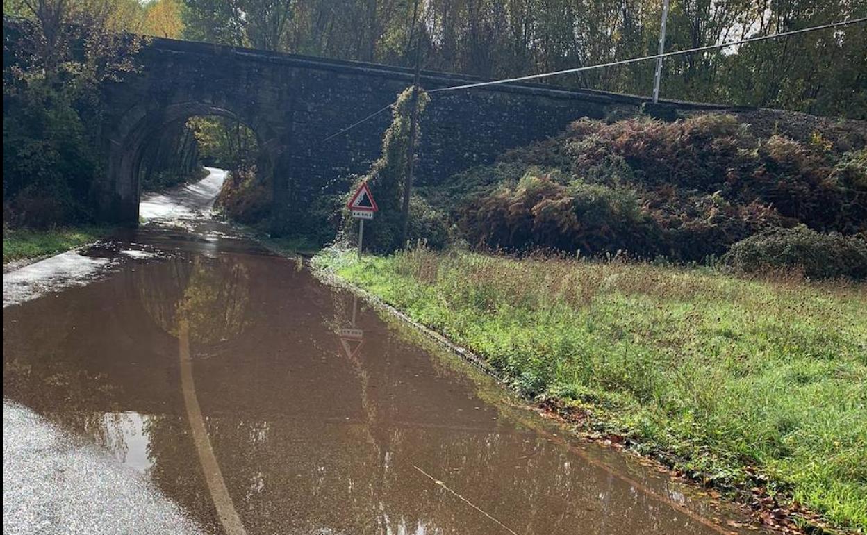 Las balsas de agua inundan la carretera de San Andrés de las Puentes.