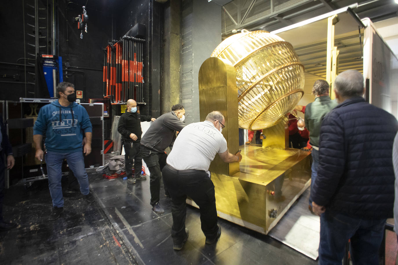 Los bombos del Sorteo Extraordinario de Navidad llegan al Teatro Real de Madrid.