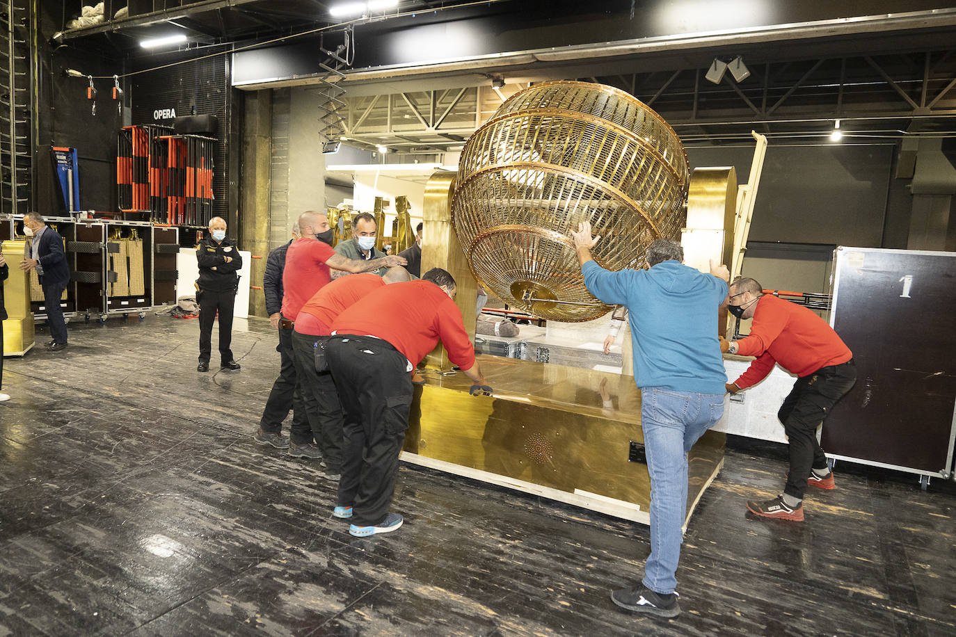 Los bombos del Sorteo Extraordinario de Navidad llegan al Teatro Real de Madrid.