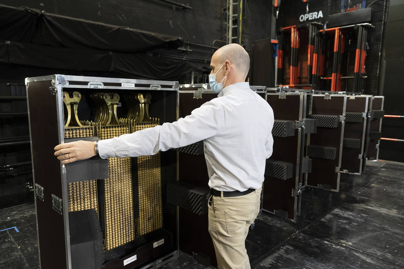 Los bombos del Sorteo Extraordinario de Navidad llegan al Teatro Real de Madrid.