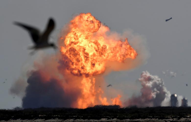 El SpaceX Starship SN9 explota en una bola de fuego después de su vuelo de prueba a gran altitud desde las instalaciones de prueba en Boca Chica, Texas, el 2 de febrero.