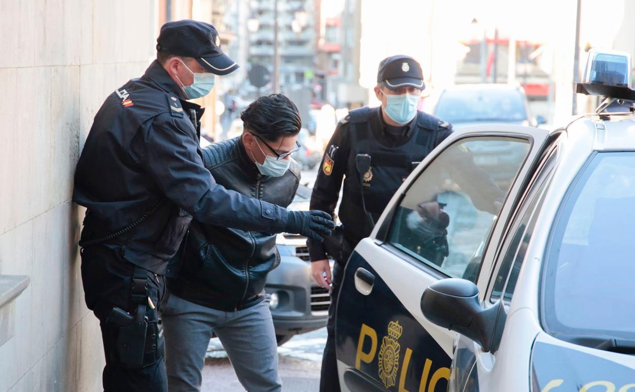 Imagen del condenado a su llegada a la Audiencia Provincial durante el juicio. 