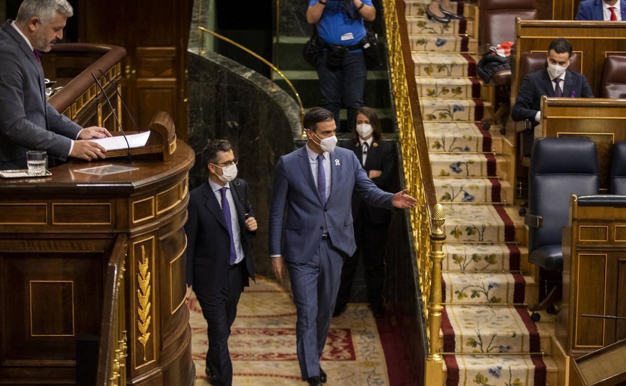 Pedro Sanchez y Felix Bolaños, en el Congreso. .