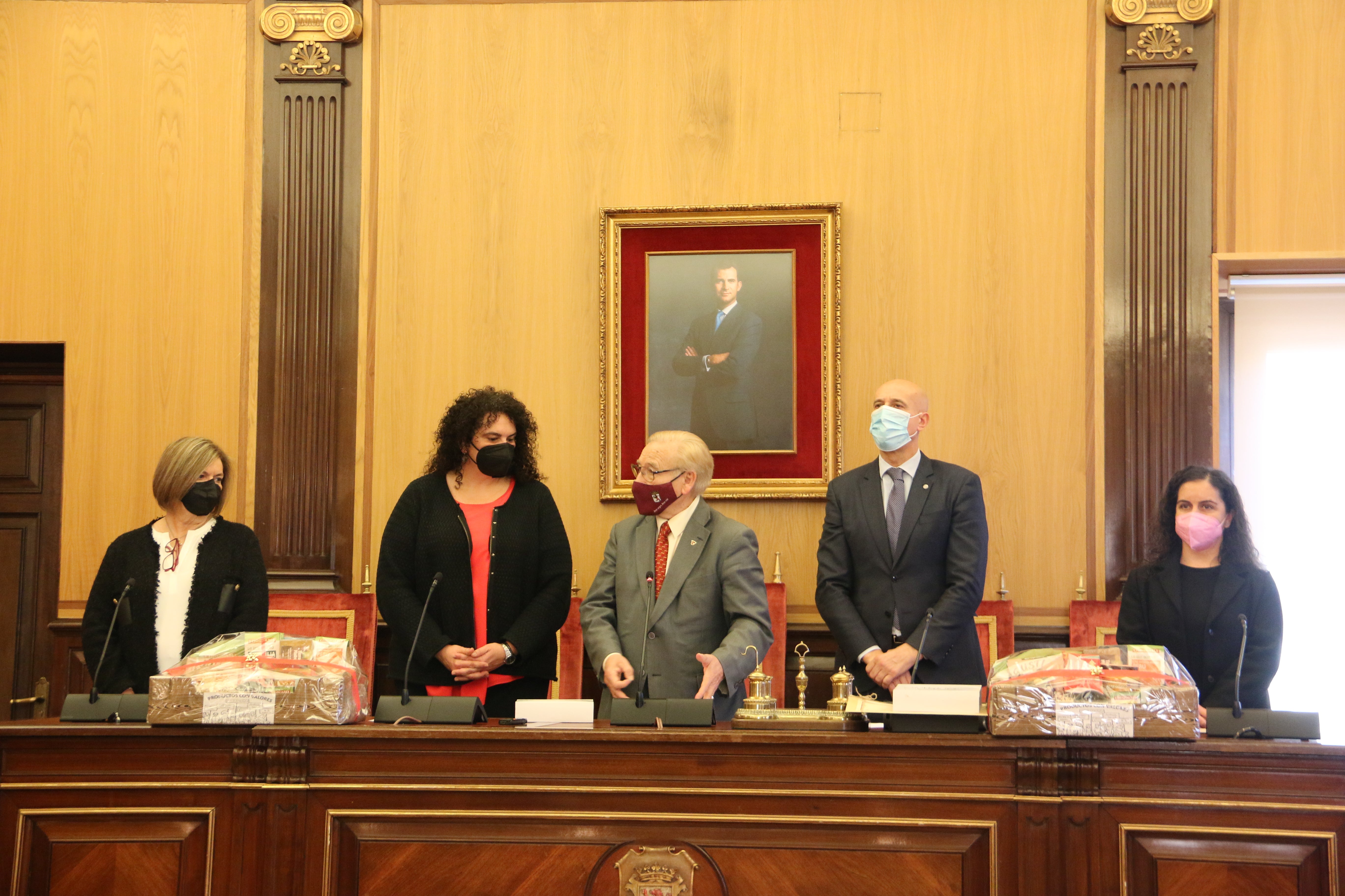 Las galardonadas con los representantes del Ayuntamiento.