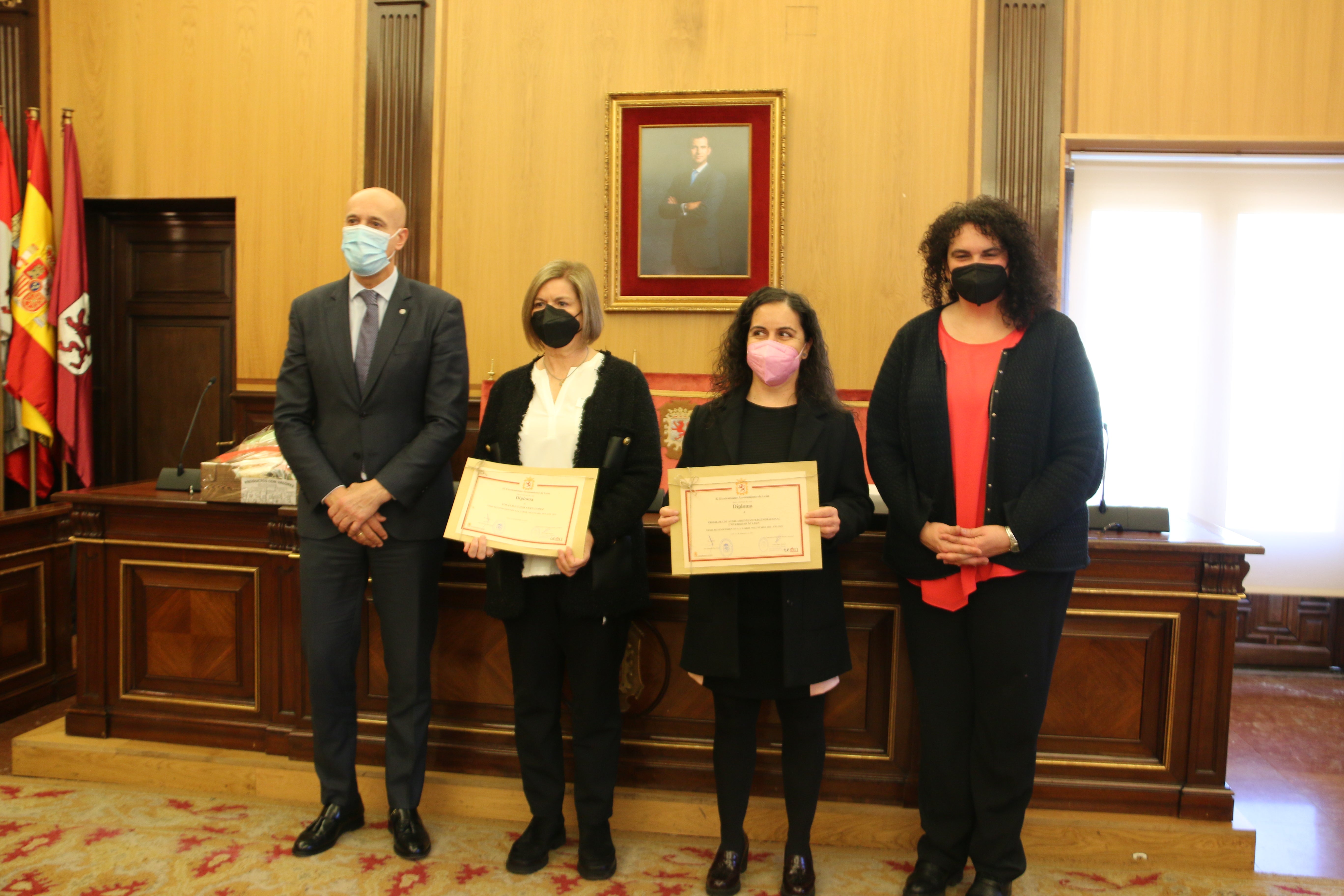 Las galardonadas con los representantes del Ayuntamiento.