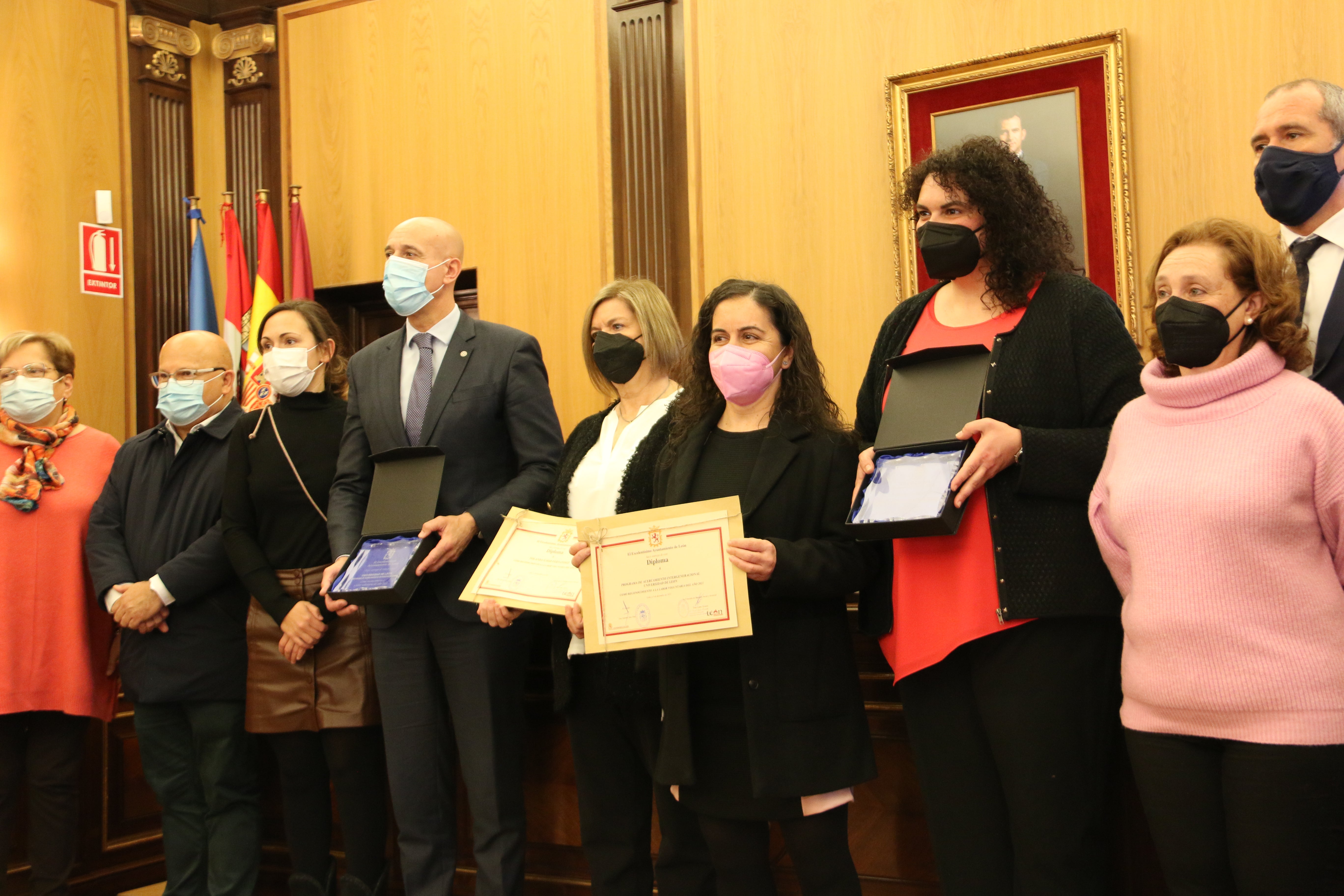 Las galardonadas con los representantes del Ayuntamiento.