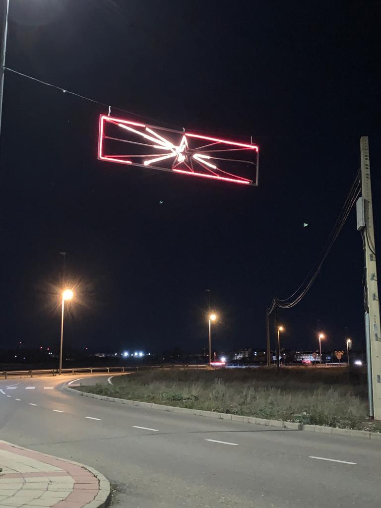 Imagen de las luminarias, «indignas» según el PSOE, en Valverde de La Virgen.