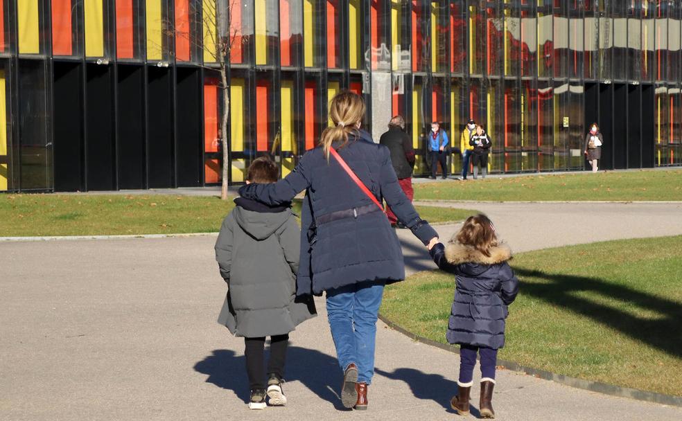 León empieza a cerrar el ciclo de la vacunación con los niños de 10 años: «Ha dolido un poco pero ya tengo ganas de ponerme la segunda dosis» 