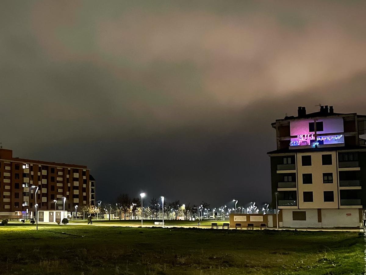 Decenas de viviendas instalan sus luminarias y denuncian la falta de alumbrado navideño procedente de la instalación municipal.