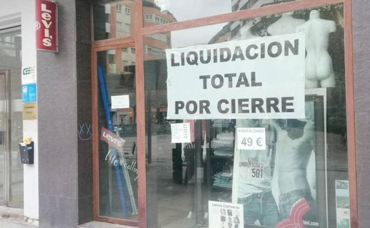 Una tienda local cuelga el cartel de cierre por la crisis derivada de la pandemia.