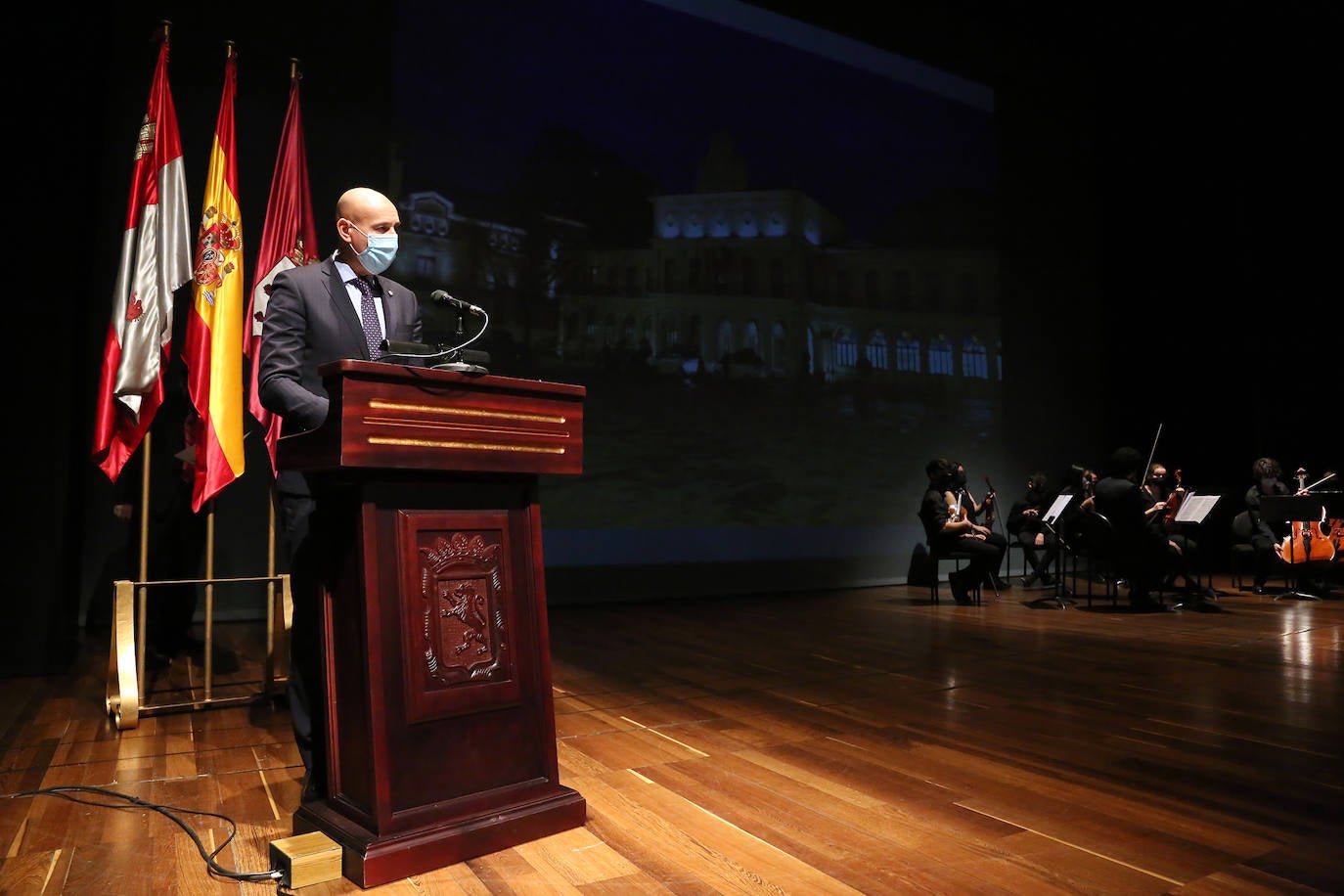 Los representantes políticos de la corporación municipal entregaron las medallas a los jubilados. 