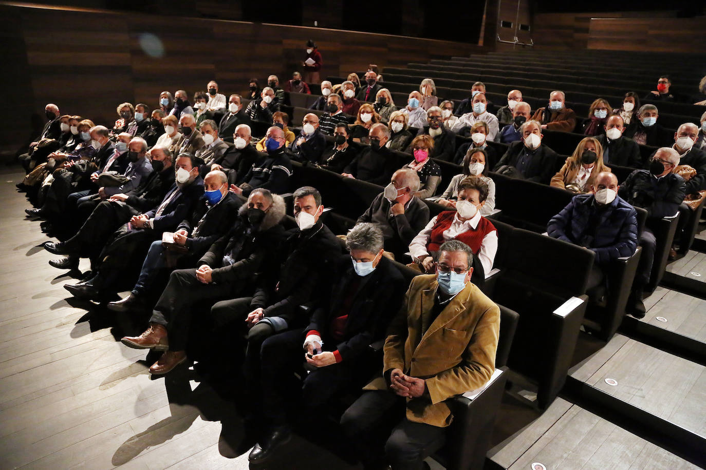 Los representantes políticos de la corporación municipal entregaron las medallas a los jubilados. 