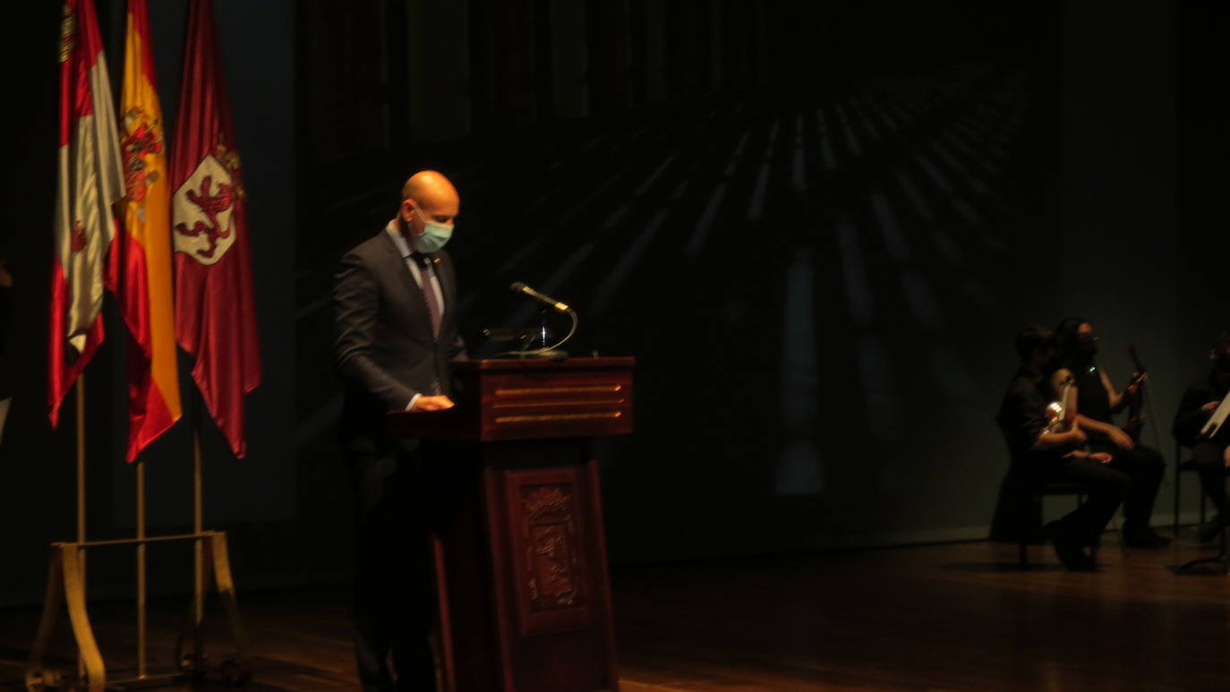 Los representantes políticos de la corporación municipal entregaron las medallas a los jubilados. 