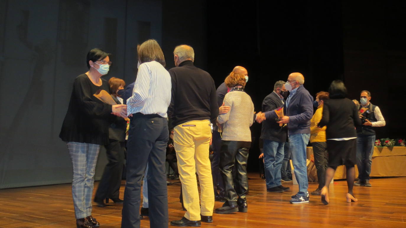 Los representantes políticos de la corporación municipal entregaron las medallas a los jubilados. 