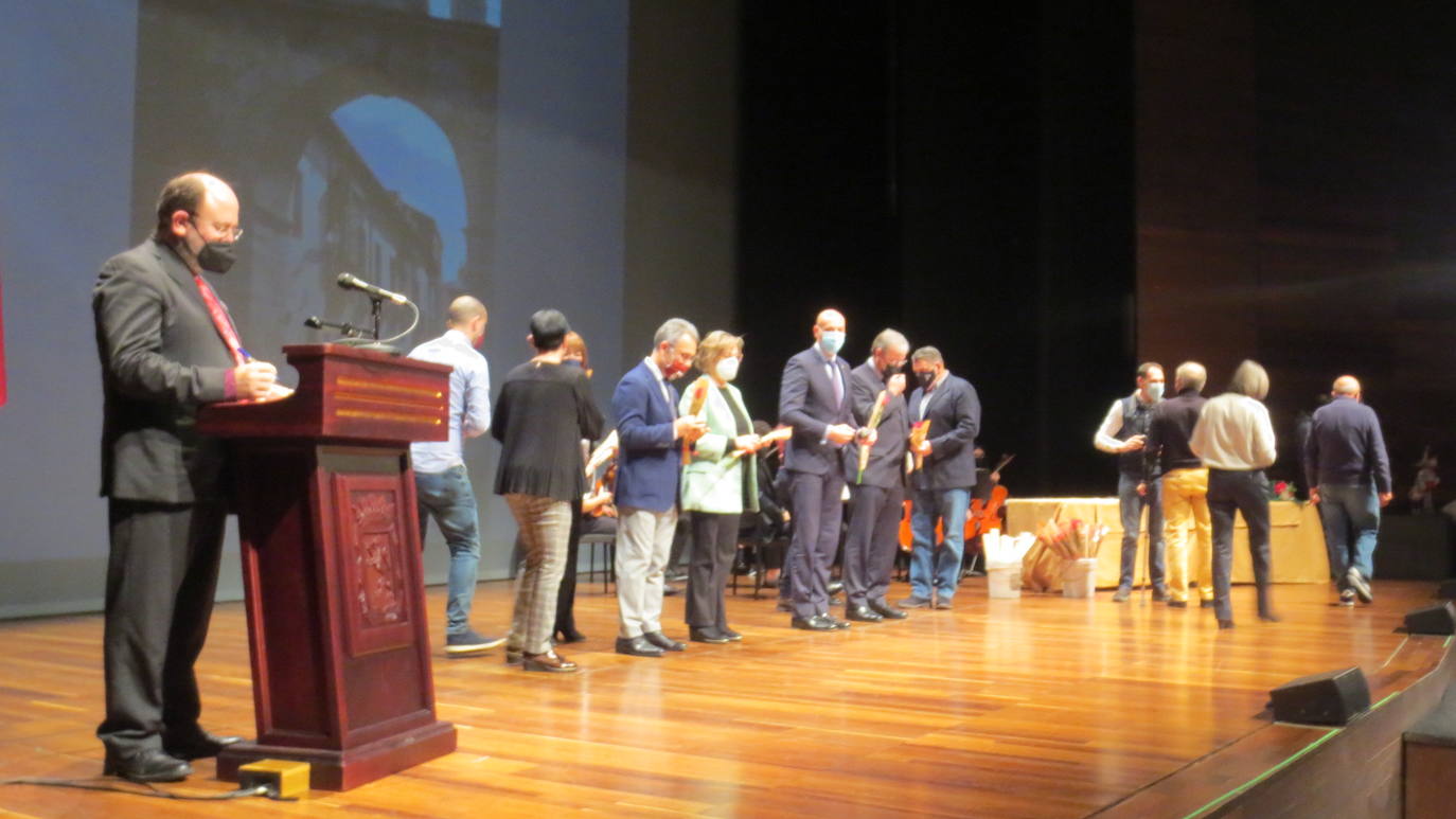 Los representantes políticos de la corporación municipal entregaron las medallas a los jubilados. 