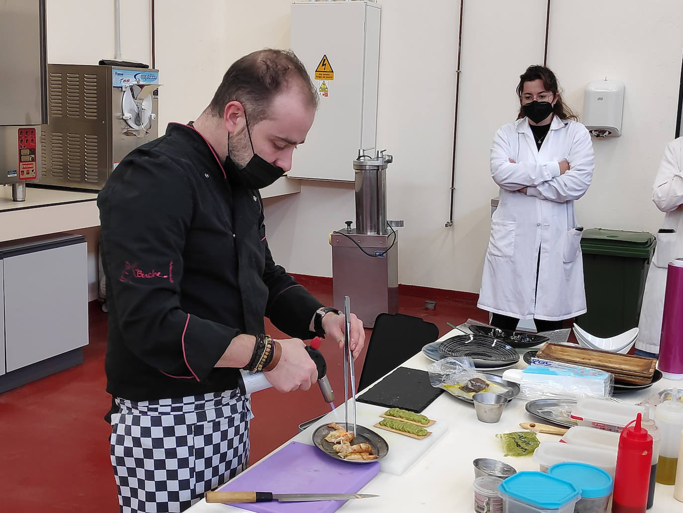 Fotos: La estrecha colaboración de la ULE con restaurantes y centros formativos de León ha permitido familiarizar al alumnado en técnicas de cocina