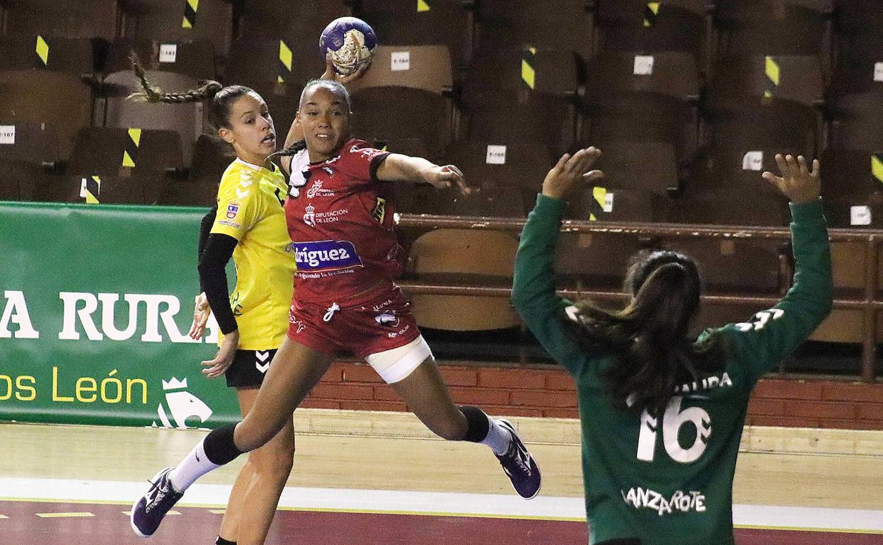 Ania Ramos, en imagen, fue la máxima goleadora del equipo leonés ante Rodavigo.