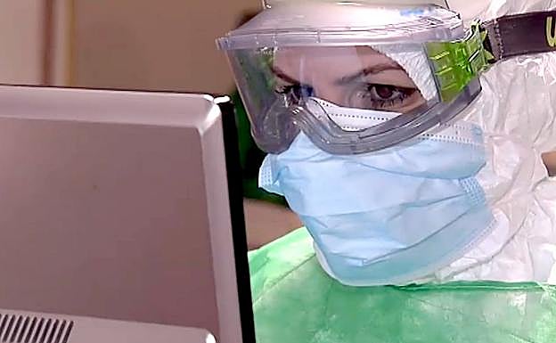 Una enfermera en una unidad de críticos monitoriza a sus pacientes. 