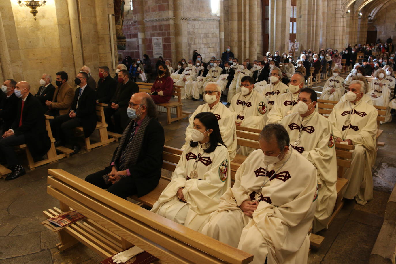 La Imperial Orden del Pendón de San Isidoro de León ha distinguido al historiador leonés con este título durante la festividad de la traslación de los restos de San Isidoro de Sevilla a León celebrada este domingo en la basílica.